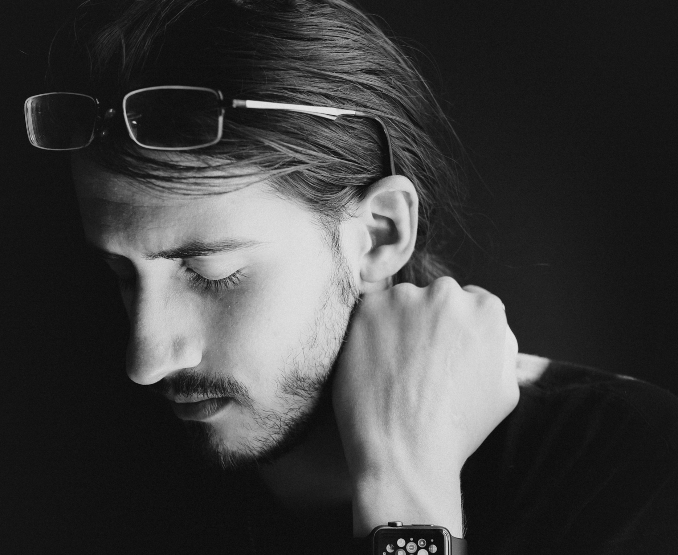 Evan Forget – Portrait fashion Apple Watch noir et blanc